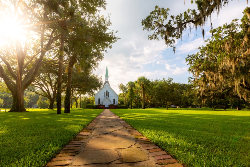 Grassy,Yard,Leading,To,White,Episcopal,Church,Building